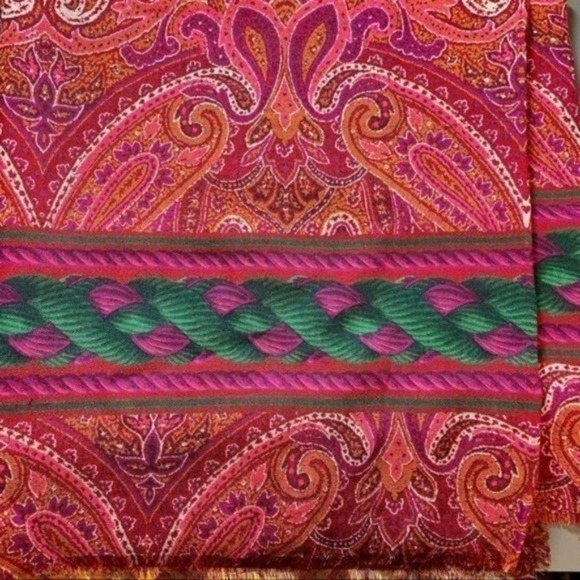 Gorgeous vtg Bloomingdales wool crepe shawl - Picture 8 of 9